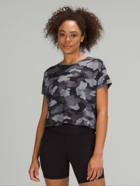 Lululemin Cates Training Crop Tee In Heritage Speckle Camo Black Rhine Gray.Sz 6